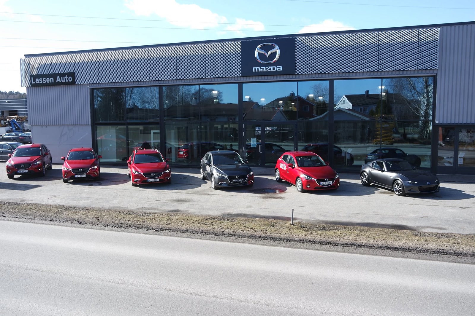 Lassen Auto sitt bilanlegg på Kjørbekk i Skien med Mazda-modeller utenfor